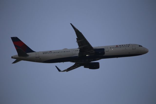 Airbus A321 (N358DN)