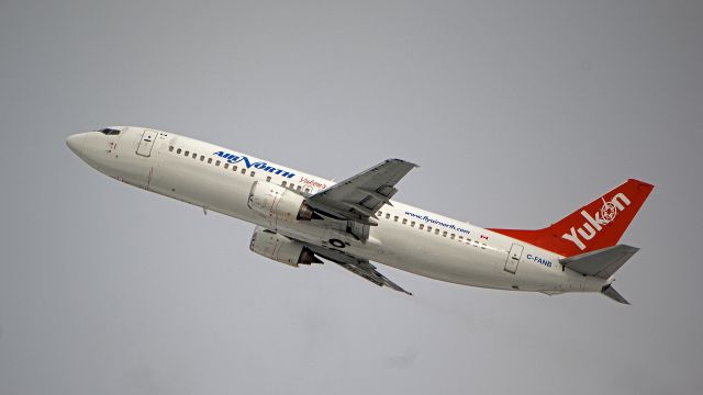 BOEING 737-400 (C-FANB)