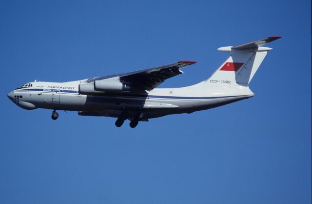 Ilyushin Il-76 (CCCP76482) - Final Approach to Narita Intl Airport Rwy34 on 1990/10/21