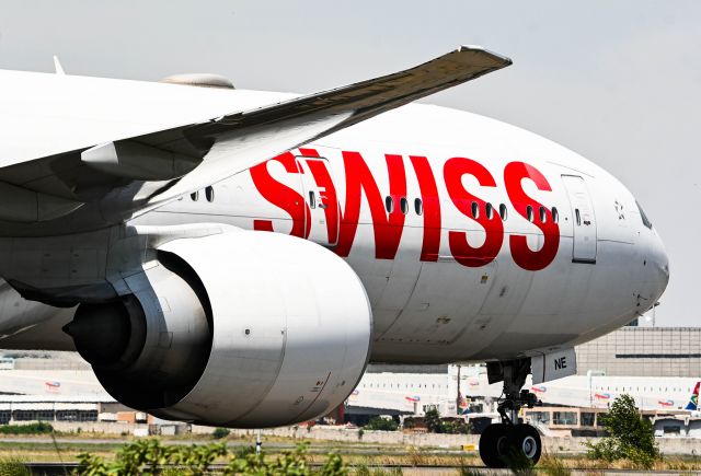 BOEING 777-300 (HB-JNE)