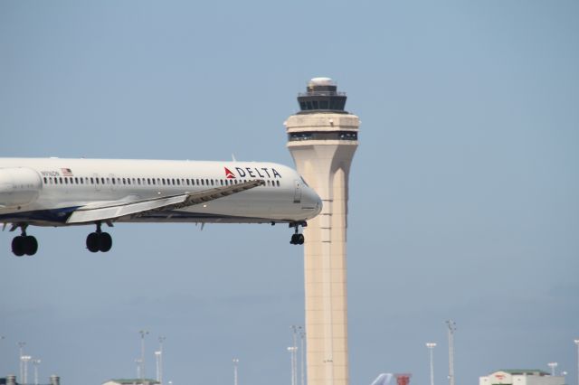 McDonnell Douglas MD-90 (N919DN)