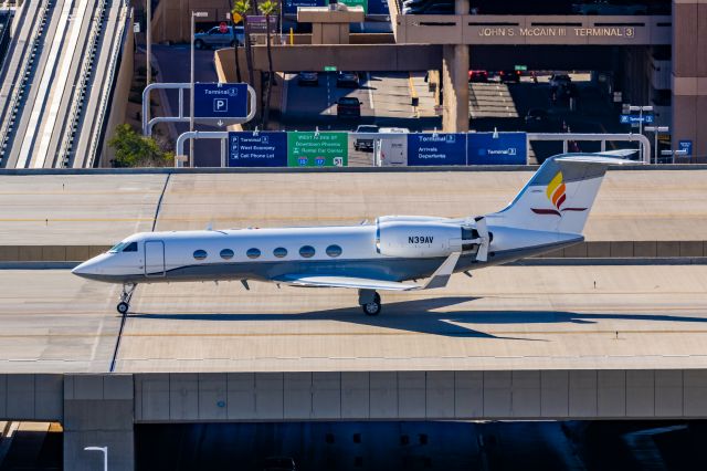 N39AV — - A Gulfstream IV taxiing at PHX on 2/16/23. Taken with a Canon R7 and Tamron 70-200 G2 lens.