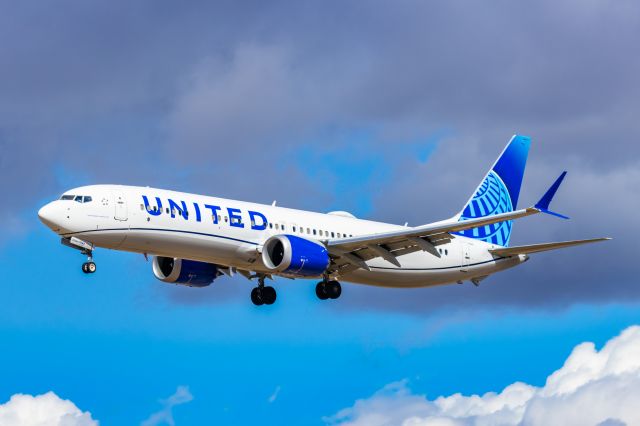 Boeing 737 MAX 9 (N77544) - A United Airlines 737 MAX 9 landing at PHX on 2/26/23. Taken with a Canon R7 and Tamron 70-200 G2 lens.