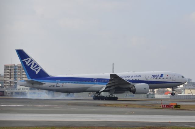 Boeing 777-200 (JA742A)