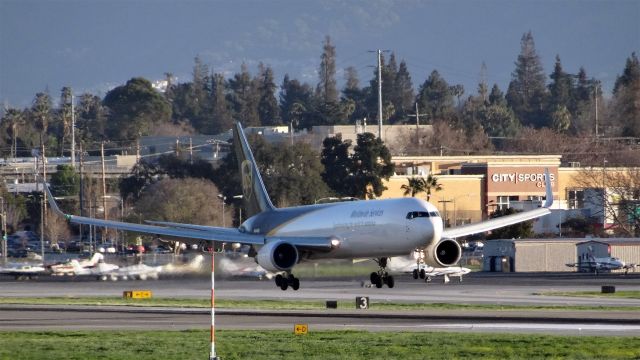 BOEING 767-300 (N344UP) - 20150223-171011.jpgbr /Boeing 767-300 (twin-jet) (H/B763/L)br /2015-02-23 5X2952 Louisville (SDF) San Jose (SJC)  15:37 -->Landed 17:10