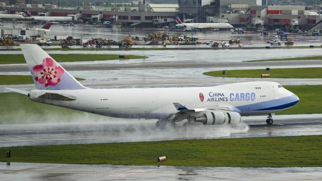 Boeing 747-400 (B-18707) - Arriving 26Rbr /6/17/17