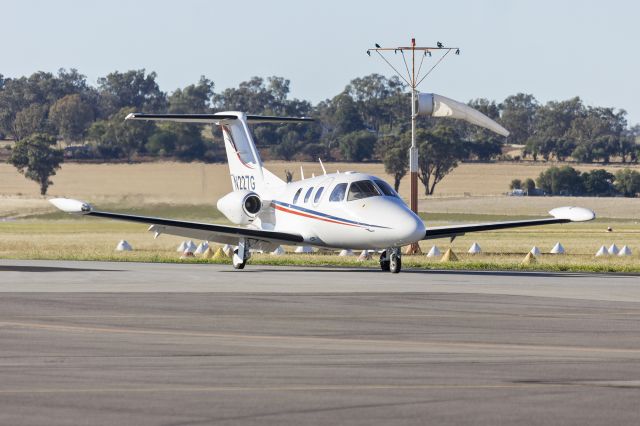 Eclipse 500 (N227G) - Aircraft Guaranty Corporation Trustee (N227G) Eclipse 500 taxiing at Wagga Wagga Airport.