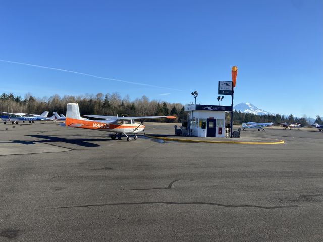 Cessna Skyhawk (N9167B) - Refueling on a beautiful sunny Thanksgiving afternoon with Mt. Rainier in the background.