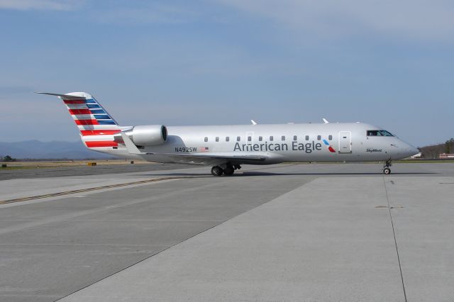 Canadair Regional Jet CRJ-200 (N492SW) - Looking good in the new American paint scheme!