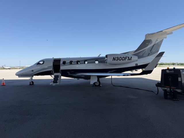 Embraer Phenom 300 (N300FM)