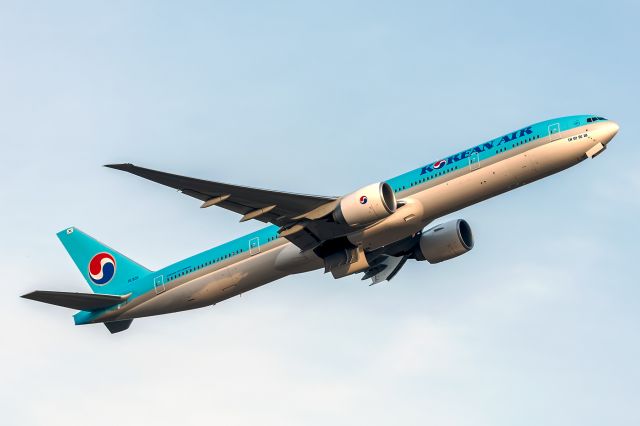 BOEING 777-300ER (HL8011)