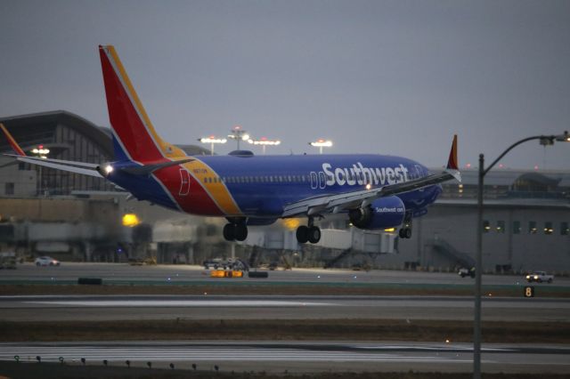 Boeing 737-800 (N8710M)