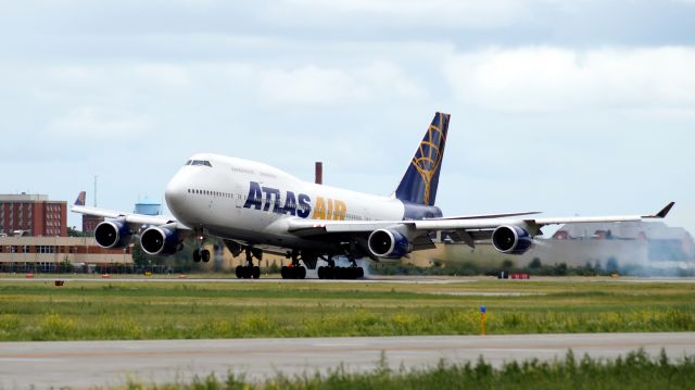 Boeing 747-400 (N465MC)