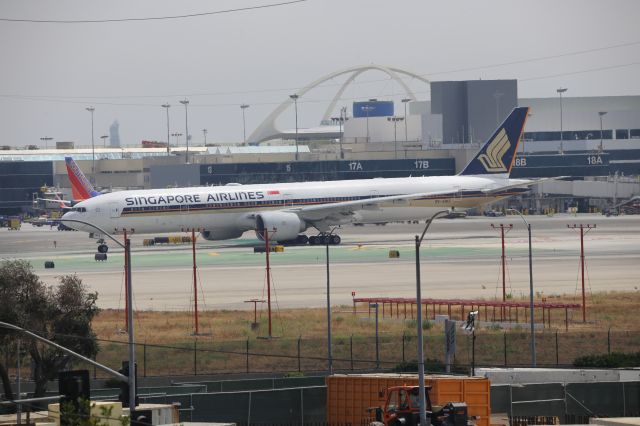 BOEING 777-300ER (9V-SWS)
