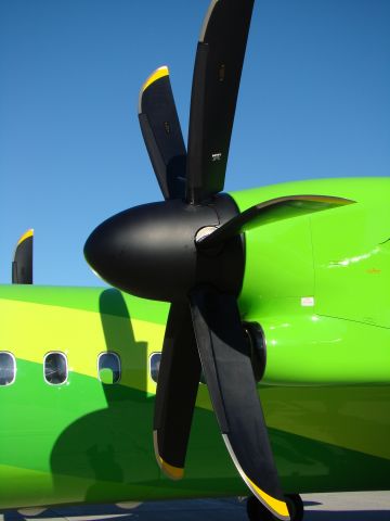 de Havilland Dash 8-400 (N439QX)