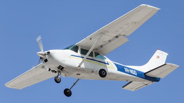 Cessna Skyhawk (VH-NQQ) - C172, approaches YBTL.