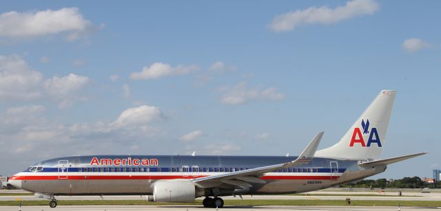 Boeing 737-800 (N869NN)