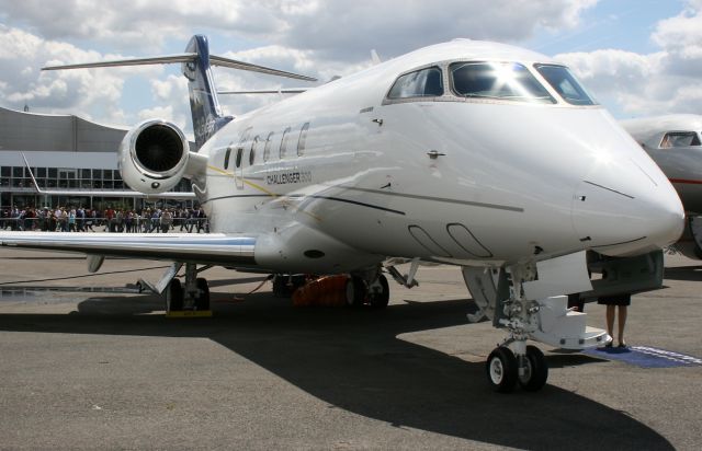 Bombardier Challenger 300 (N305CL) - Bombardier Challenger 300 -Paris Le Bourget Airport (LFPB-LBG) in june 2011