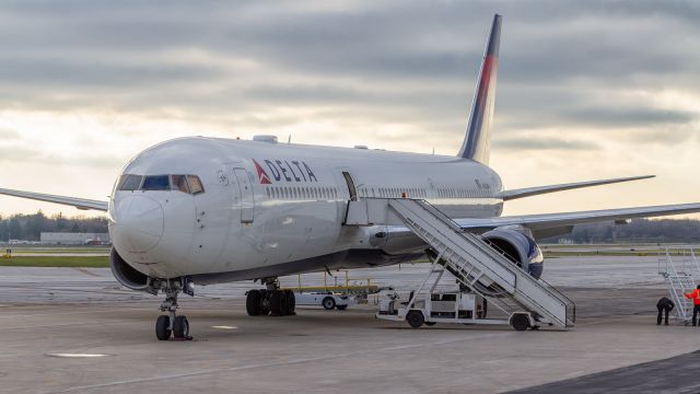 BOEING 767-400 (N838MH) - A Delta 767-400 sits at Corporate Wings, waiting for the Notre Dame College Football Players to board. They will be playing against Boston College.  