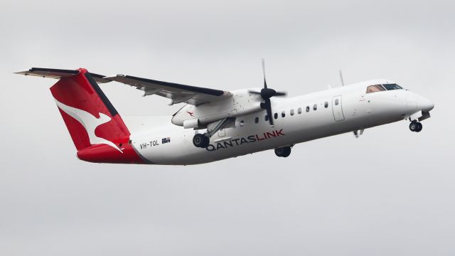 de Havilland Dash 8-300 (VH-TQL) - VH-TQL Departing RWY 16 at MEL