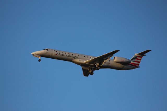 Embraer ERJ-145 (N677AE) - Landing 28C. Operated by Envoy.