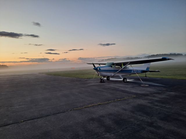 Cessna Skyhawk (N737QC) - Building fog