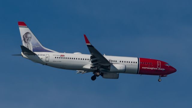 Boeing 737-800 (LN-DYW) - with picture of Thorbjørn Egner