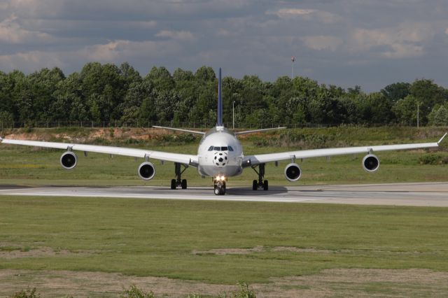 Airbus A340-300 (D-AIGX) - 5/15/06 Turning onto 18C