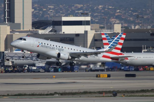 Embraer 175 (N212NN)