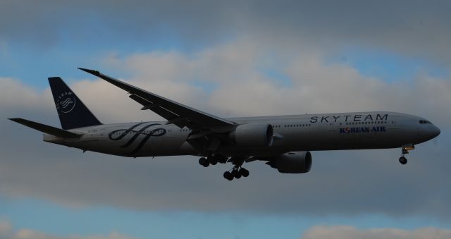 Boeing 777-200 (HL7783)