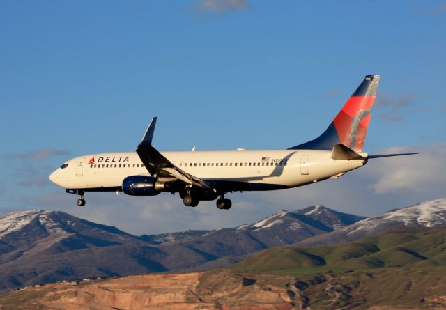 Boeing 737-800 (N390DA)