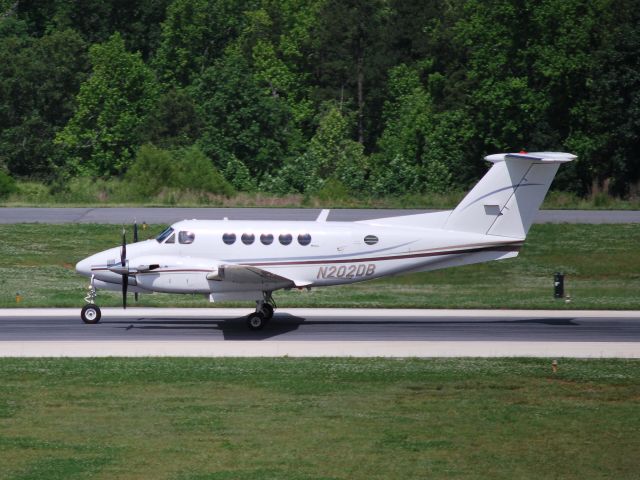 Beechcraft Super King Air 200 (N202DB) - Arriving on runway 20 KJQF - 5/26/09