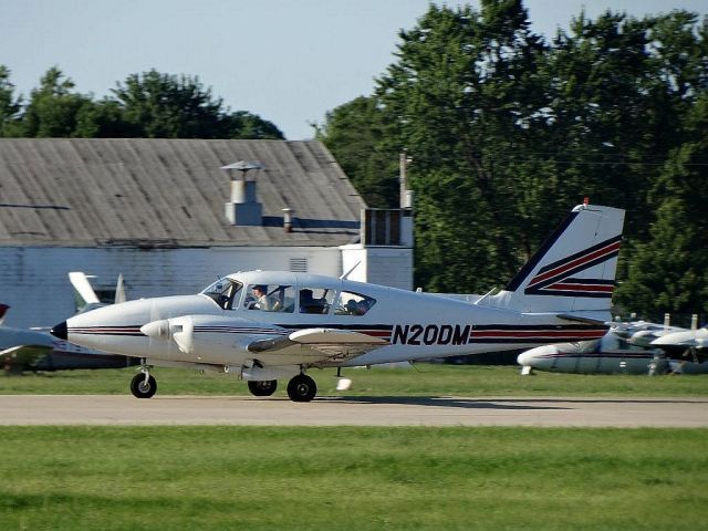 Piper Aztec (N20DM)