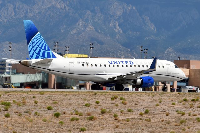 Embraer 175 (N89321)