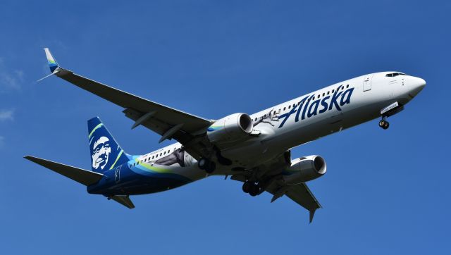 Boeing 737-900 (N280AK) - Without seeing Kevin Durant's head, it just looks like the wings doing jazz hands.  Can't win 'em all.  5/26/19