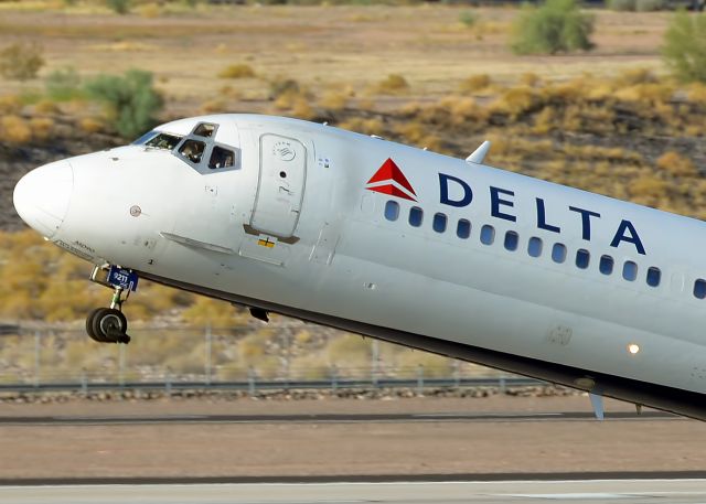 McDonnell Douglas MD-90 (N911DA)