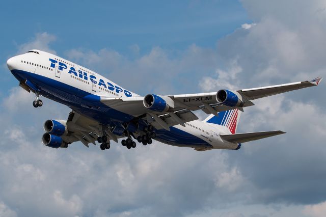 Boeing 747-400 (EI-XLM) - climbing out 27 over Nai Yang beach (07.12.2014)