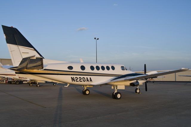 Beechcraft King Air 100 (N220AA)