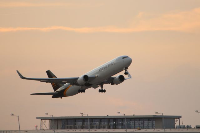 BOEING 767-300 (N336UP)