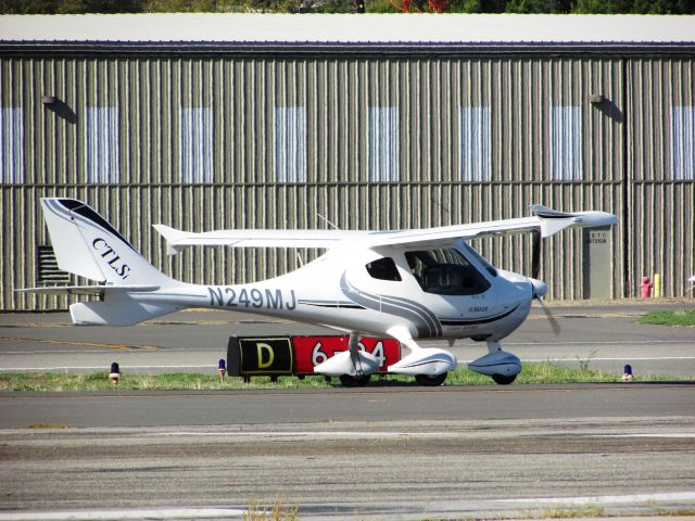 FLIGHT DESIGN CT (N249MJ) - Taxiing to RWY 24