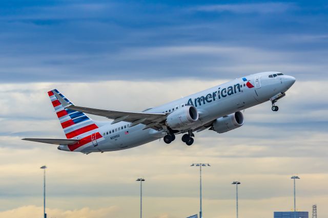 Boeing 737 MAX 8 (N339SU) - An American Airlines 737 MAX 8 taking off from PHX on 3/1/23. Taken with a Canon R7 and Canon EF 100-400 L ii lens.