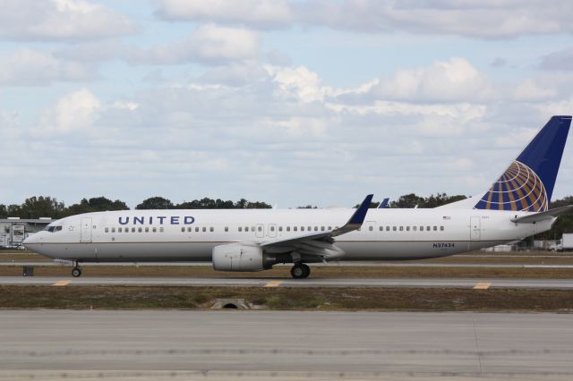 Boeing 737-900 (N37434) - United Flight 1190 (N37434) arrives at Sarasota-Bradenton International Airport following a flight at Chicago-O'Hare International Airport