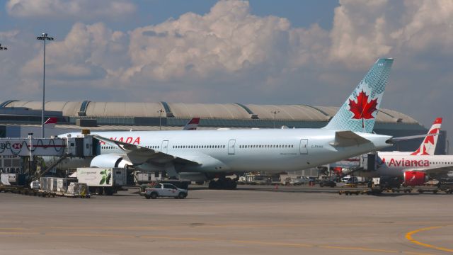 BOEING 777-300 (C-FKAU) - Air Canada Boeing 777-333(ER) C-FKAU in Toronto 
