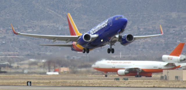 Boeing 737-700 (N739GB)