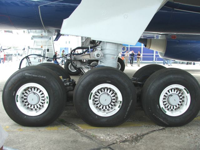 BOEING 777-200LR —