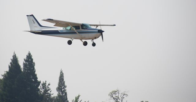 Cessna Skyhawk (N9808J) - N9808J short final runway 31 at O61