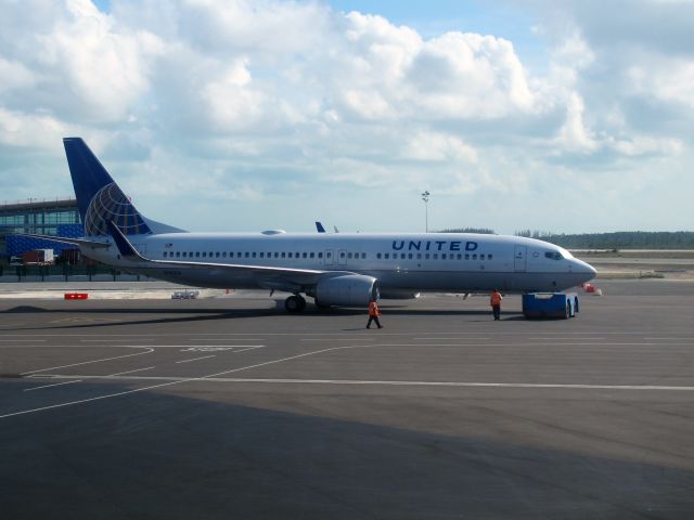 Boeing 737-800 (N14214)