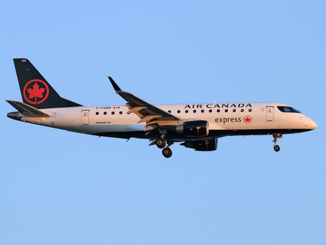 Embraer 175 (C-FRQM) - Arriving into Philly just before sunset