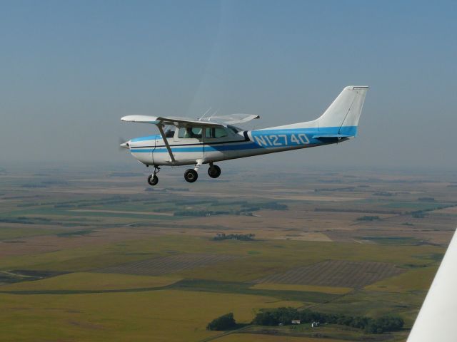 Cessna Skyhawk (N12740) - Flying with N759X