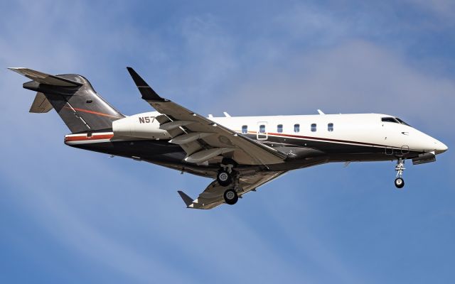 Bombardier Challenger 300 (N571FX)